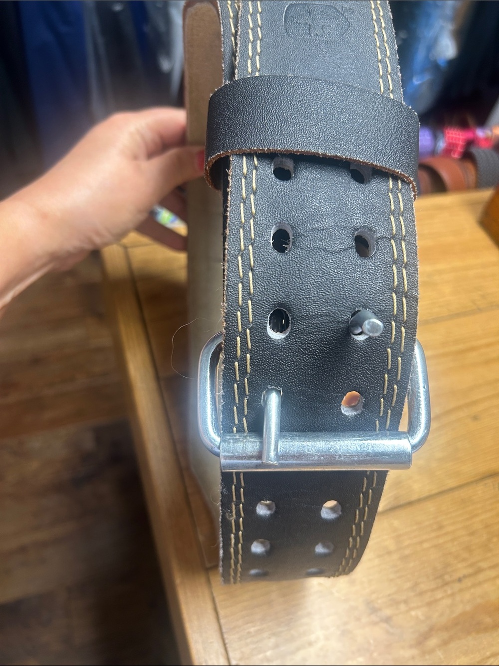 HARBINGER 4” leather weightlifting belt. Size Medium appears to be new?